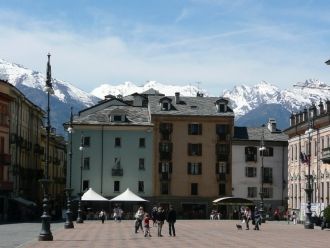 Люди на улицах города.