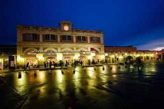 Вокзал Перпиньяна ночью.