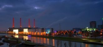 Ночной город Вольфсбург, Германия.