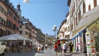 На улице города Шамбери.