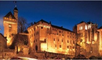 Город Шамбери ночью.