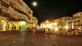 Город Эвора ночью.