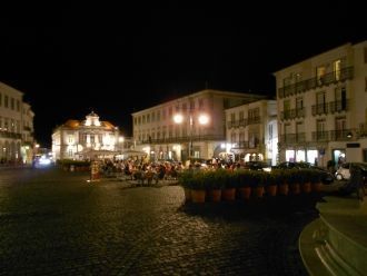 Ночная жизнь Эворы.