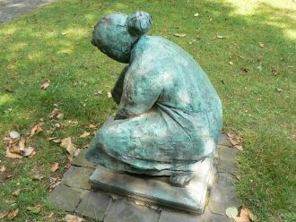 Скульптура: Женщина играет (Марль, Герма