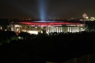 Ночной вид на стадион Бай-Арена в Леверк