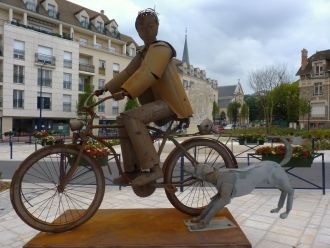 Скульптура Эдгардо Кармона. У Мэрии в Кл