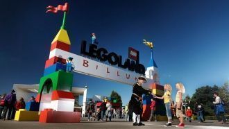 Люди возле входа в Леголенд в Биллунне.