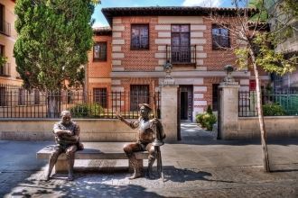 Статуи Дон Кихота и Санчо Пансы перед до