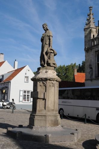 Памятник Якобу ван Марланту. г. Дамме.