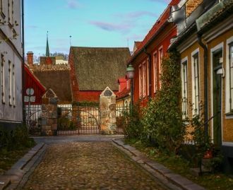 Узкая улица в Лунде, Швеция.