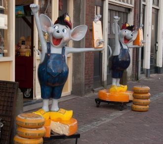 Скульптуры мышат и сыров.