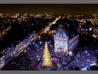Ратуша Гауды и вид на ночной город.