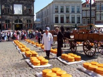 Ярмарка сыров прямо на улице.