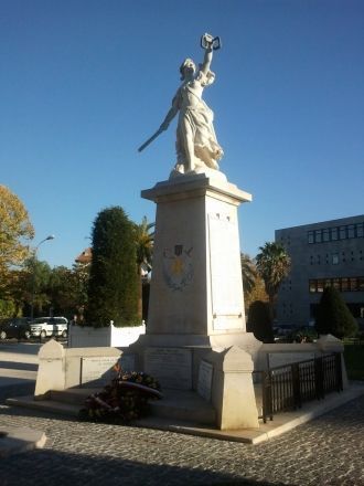 Памятник погибшим в Йер-ле-пальмье.