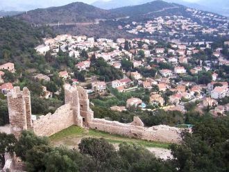 Йер - руины замка.