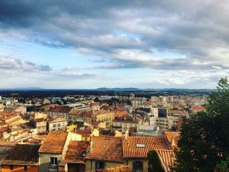 Над крышами города Йер.