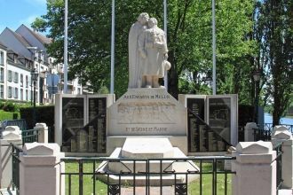 Монументы и памятники города Милён.