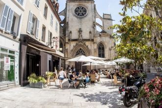 На улицах города Мелён.