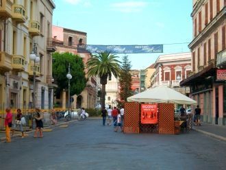 Улица, которая ведет на набережную город