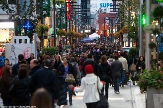 Люди, спешащие на работу. Одна из улиц А