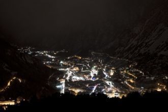 Вид сверху на Андорра-ла-Велья ночью.