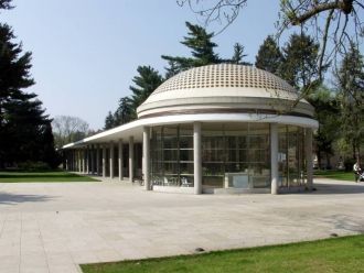 Колоннада в центральном парке.