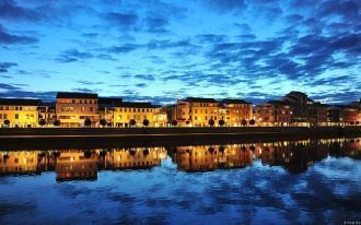 Ночная набережная города Писек, Чехия.