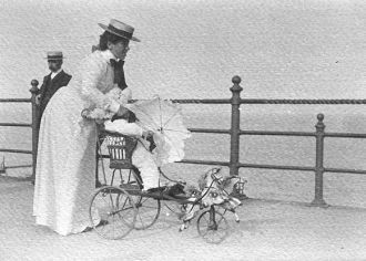 Дама с коляской на променаде курорта Бре