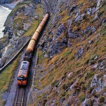 Железная дорога вдоль города Брей.