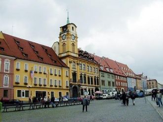 На улице Хеба.