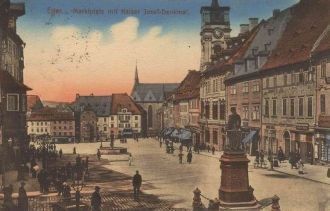 Бывшая торговая площадь с памятником кай