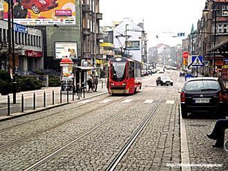 Городские жители на улицах города Забже,