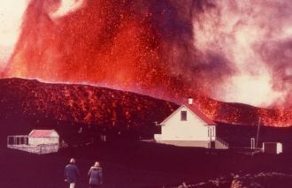 Извержение вулкана в городе Вестманнаэйя