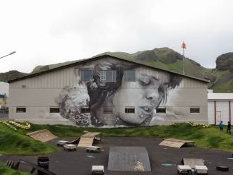 На улице города Вестманнаэйяр.