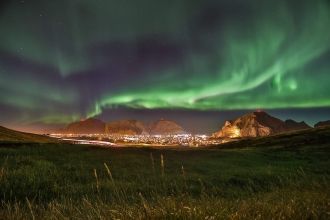 Северное сияние в городе Вестманнаэйяр.