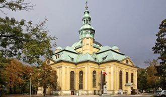 Приземистый, просторный костел Святого К