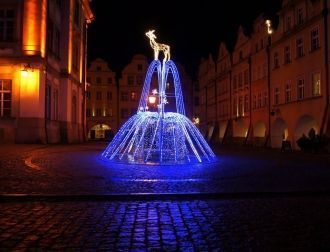 Вид на ночной город Еленя-Гура.