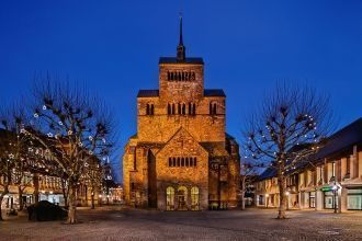 Минден ночью.