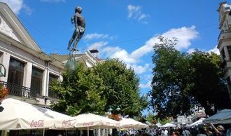 Скульптура «Рыбак с уловом».