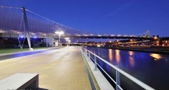 Ночная жизнь в городе Кортрейк.