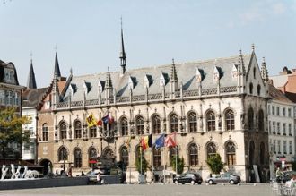 Ратуша на главной рыночной площади Кортр