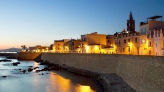 Альгеро ночью.