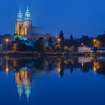 Вид на ночной собор в Гнезно