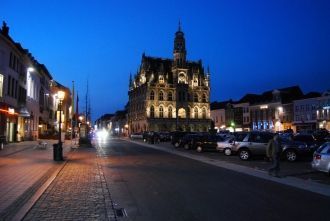 Город Ауденарде ночью.