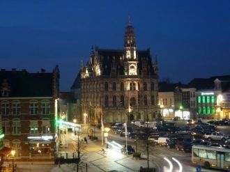 Город Ауденарде ночью.