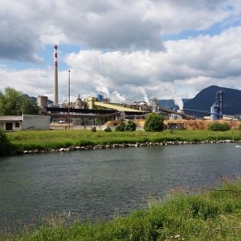 Река Вах возле бумажной фабрики в Ружомб