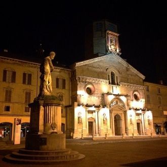 Ночь в городе Реджо-нель-Эмилия. Италия.
