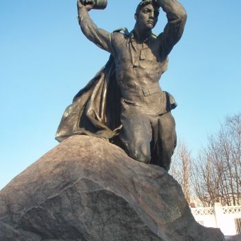 Памятник Анатолию Бредову.