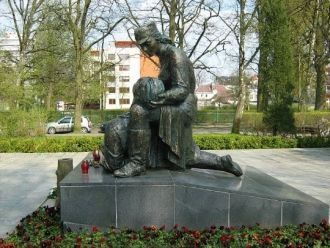 Памятник санитарке в Колобжеге.