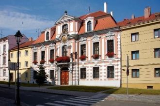 Дворец Собека возвышается на улице Масар